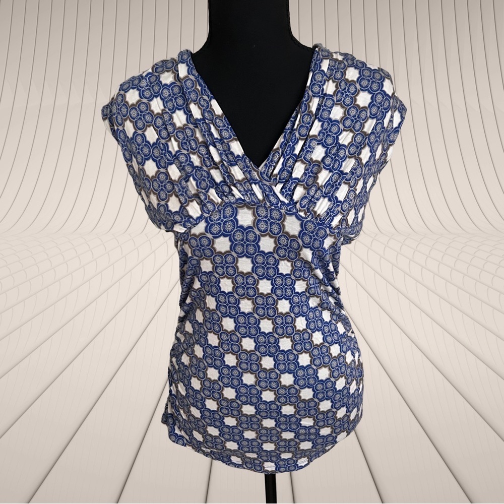 Ann Taylor Soft Navy and White Geometric Sleeveless Blouse Size M